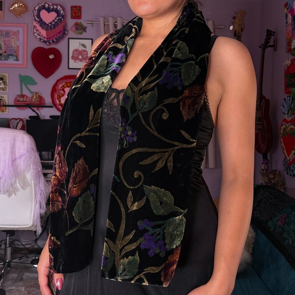 Vintage 90s whimsigoth velvet floral scarf